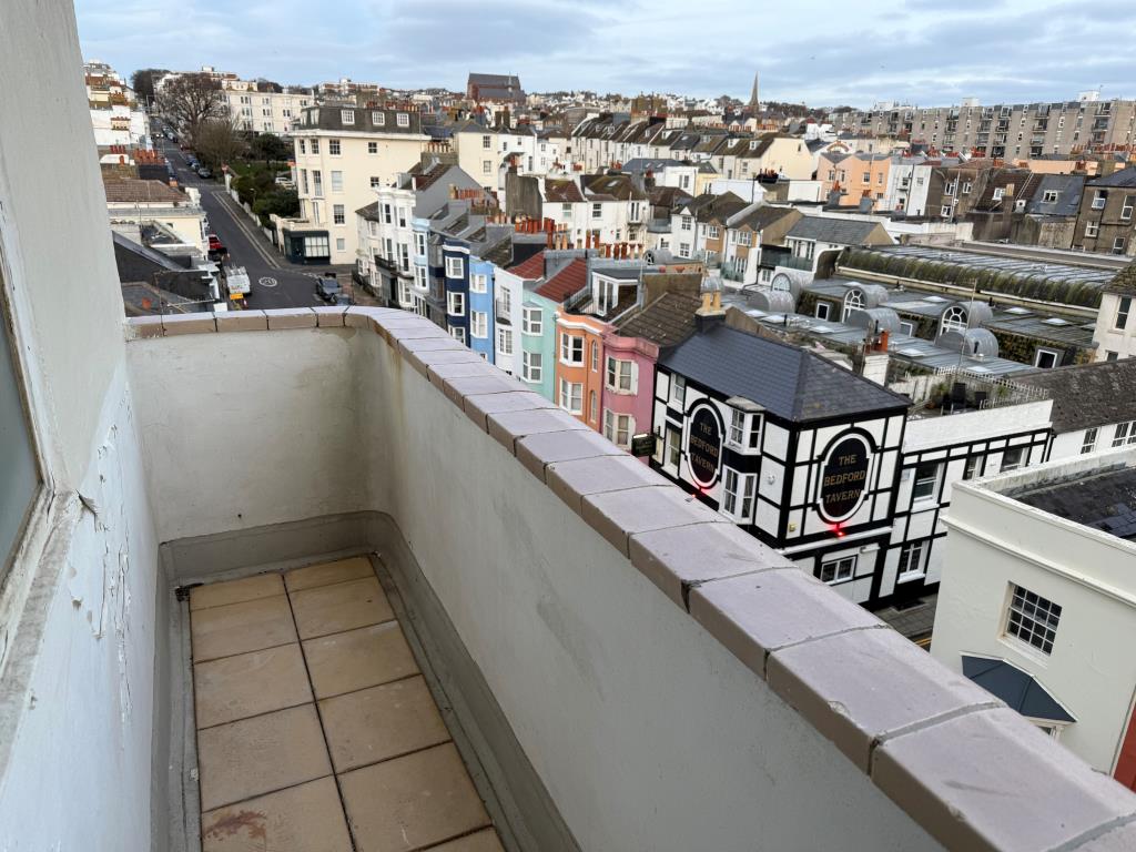 Lot: 87 - BALCONY FLAT IN NEED OF UPDATING - Rear of balcony with city centre views